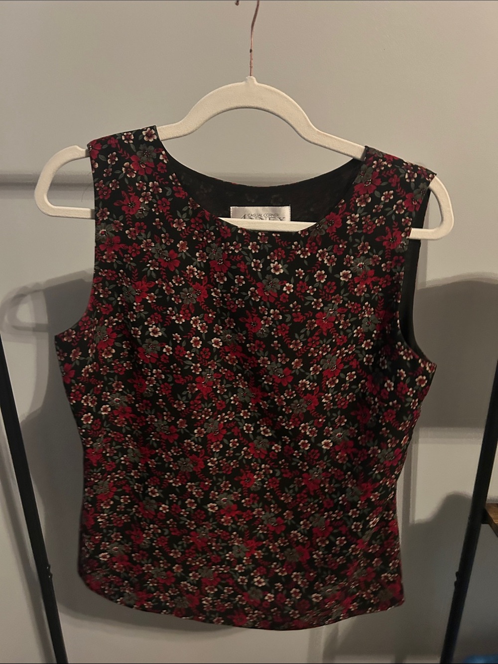 Casual Corner Annex Black Blouse with Burgundy Floral Print side zipper size 8